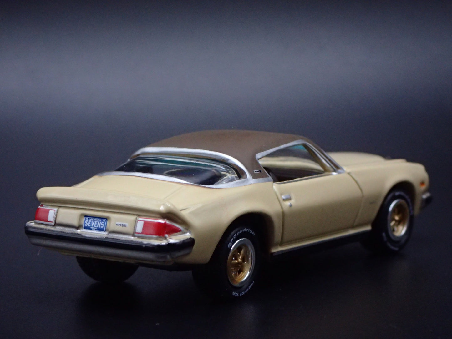 1975 75 CHEVY CHEVROLET CAMARO Z28 CREAM 1:64 SCALE DIORAMA DIECAST MODEL CAR