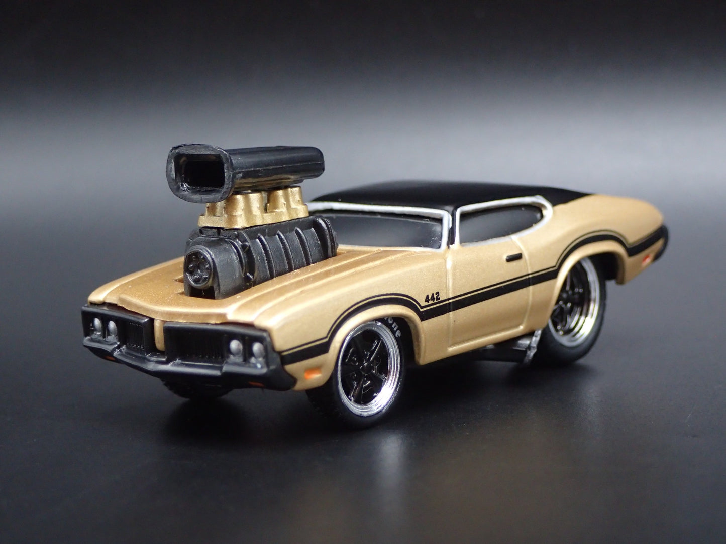 1970 70 OLDS OLDSMOBILE 442 GOLD 1/64 SCALE COLLECTIBLE DIECAST MODEL CAR
