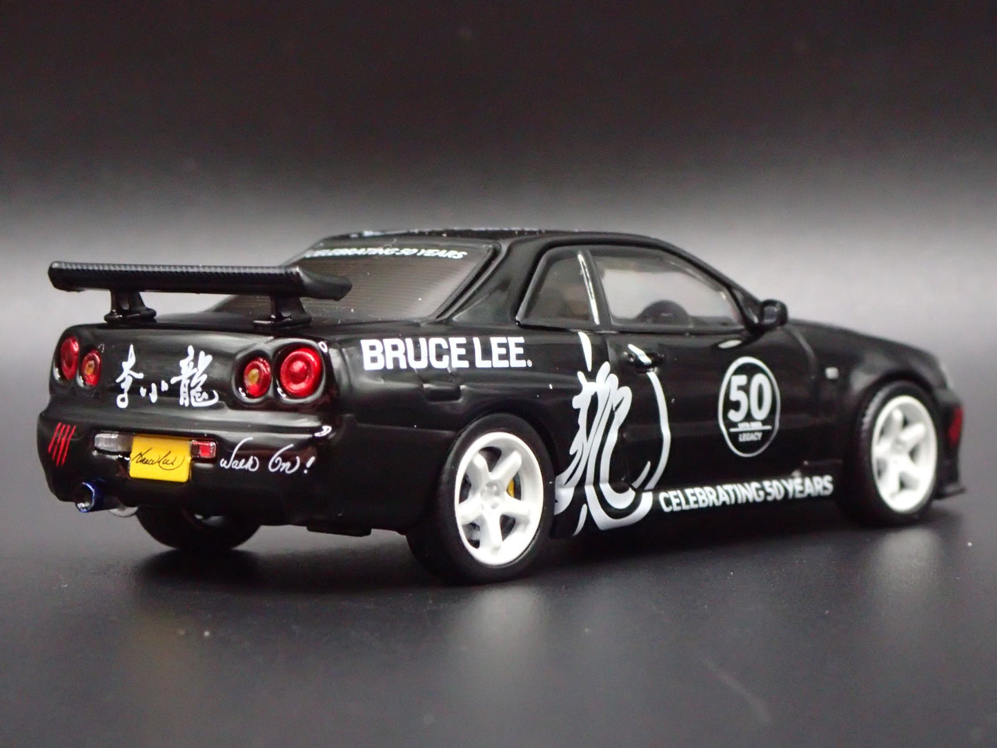 1999-2002 NISSAN SKYLINE GTR R34 BRUCE LEE 1:64 SCALE DIORAMA DIECAST MODEL CAR