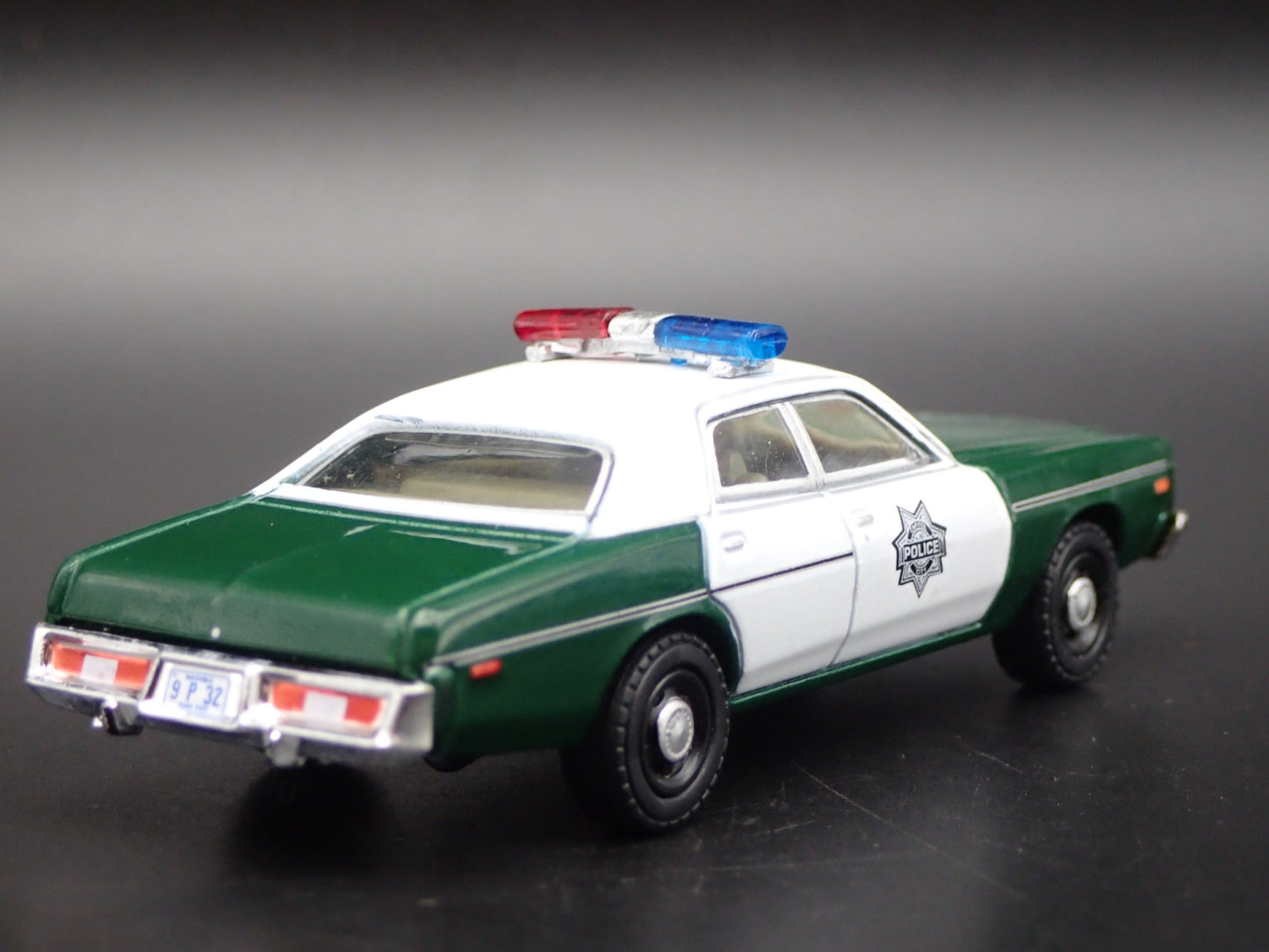 1975 75 PLYMOUTH FURY CAPITAL CITY POLICE 1:64 SCALE DIORAMA DIECAST MODEL CAR