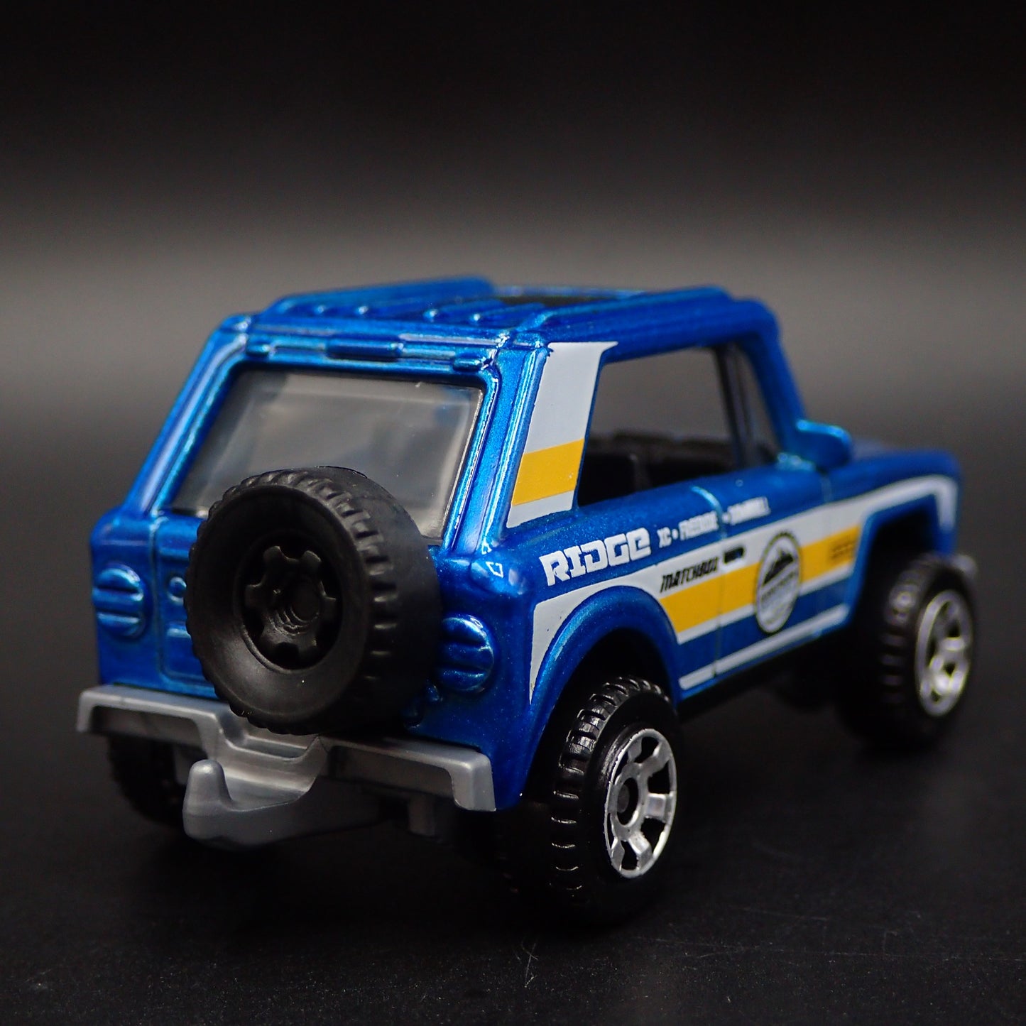 INTERNATIONAL SCOUT W HITCH 1:64 SCALE COLLECTIBLE DIORAMA DIECAST MODEL CAR