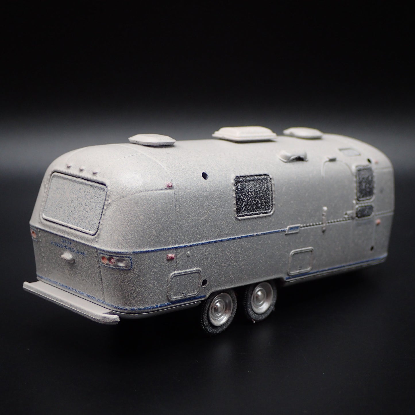 1971 AIRSTREAM LAND YACHT DOUBLE AXLE TRAILER CAMPER ABANDON 1:64 DIECAST MODEL