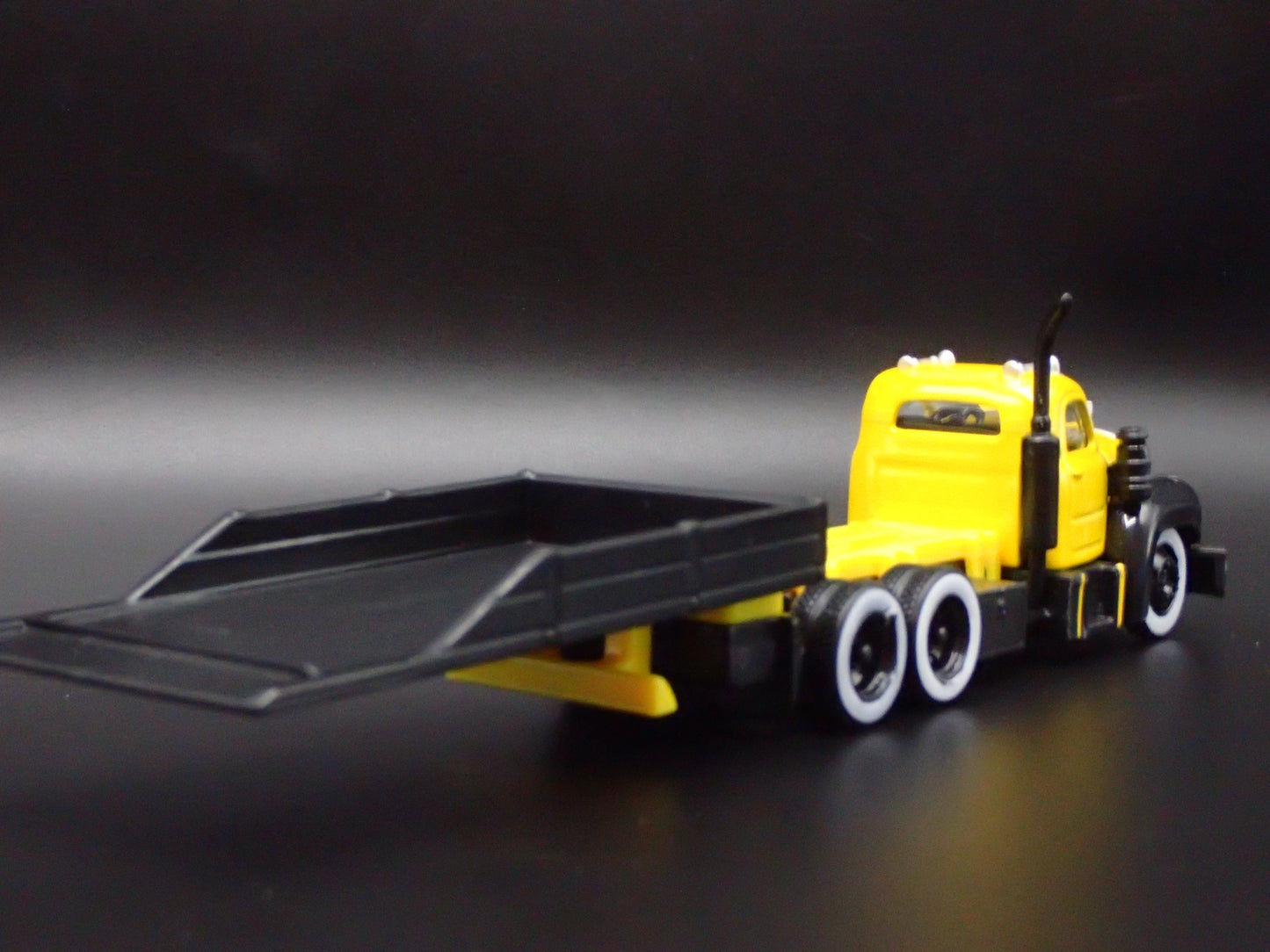 1953 -1966 MACK B61 TOW TRUCK FLATBED ROLLBACK RARE 1:64 SCALE DIECAST MODEL CAR