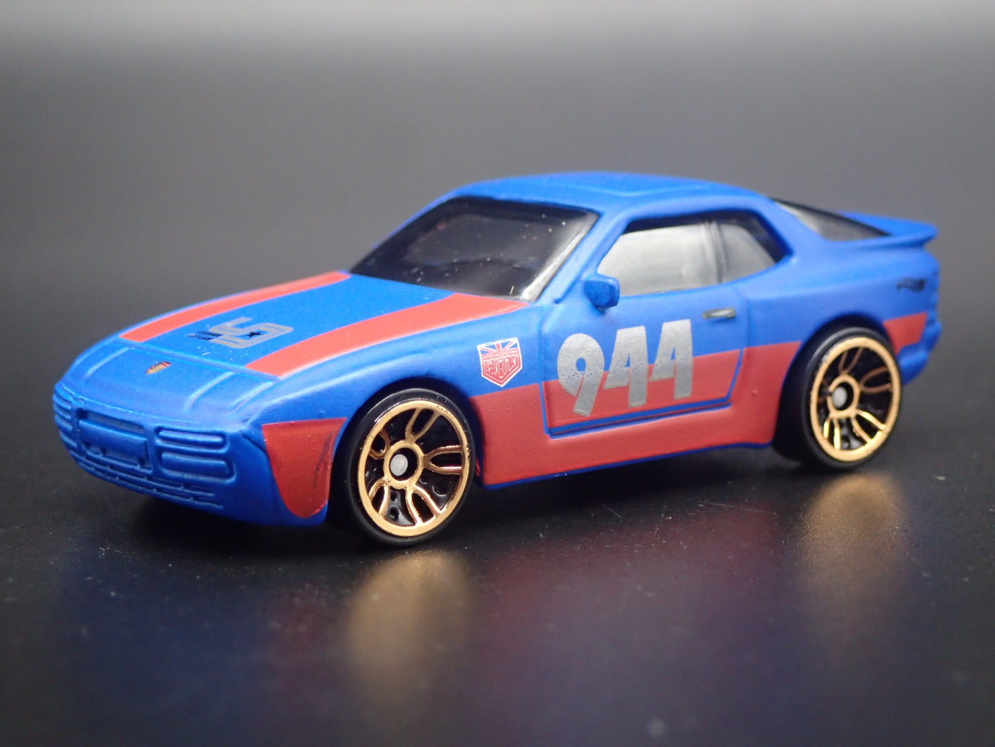 1982-1991 PORSCHE 944 TURBO URBAN OUTLAW 1:64 SCALE DIORAMA DIECAST MODEL CAR