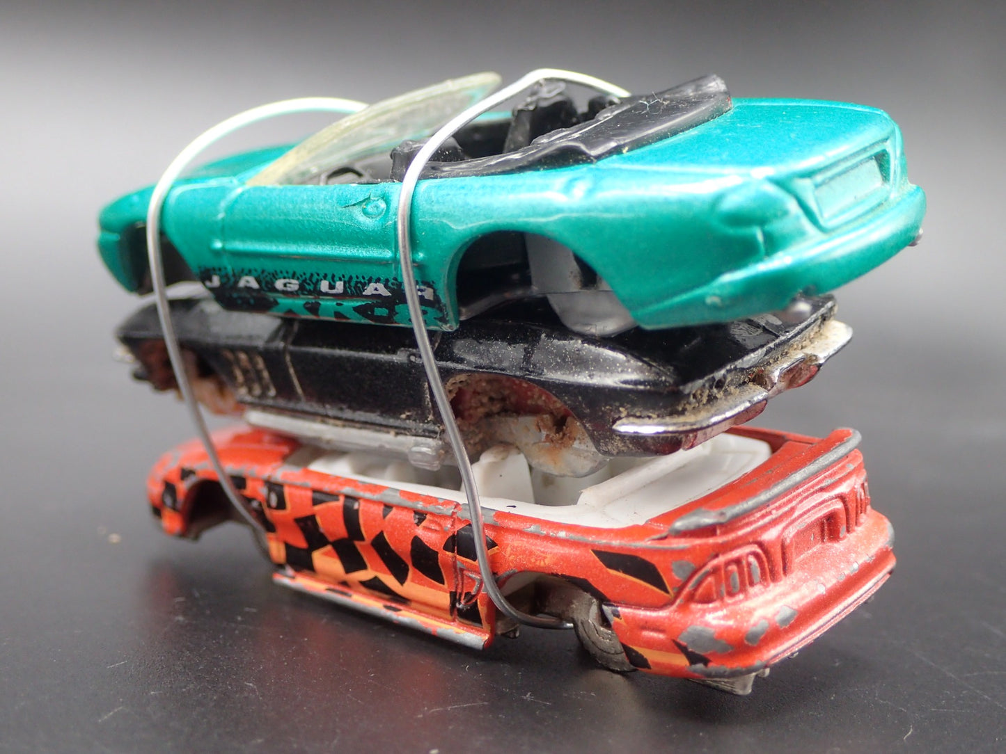 SPORTS CARS 3 CARS CRUSHED ON A FLATBED TRAILER 1:64 SCALE DIECAST MODEL CAR