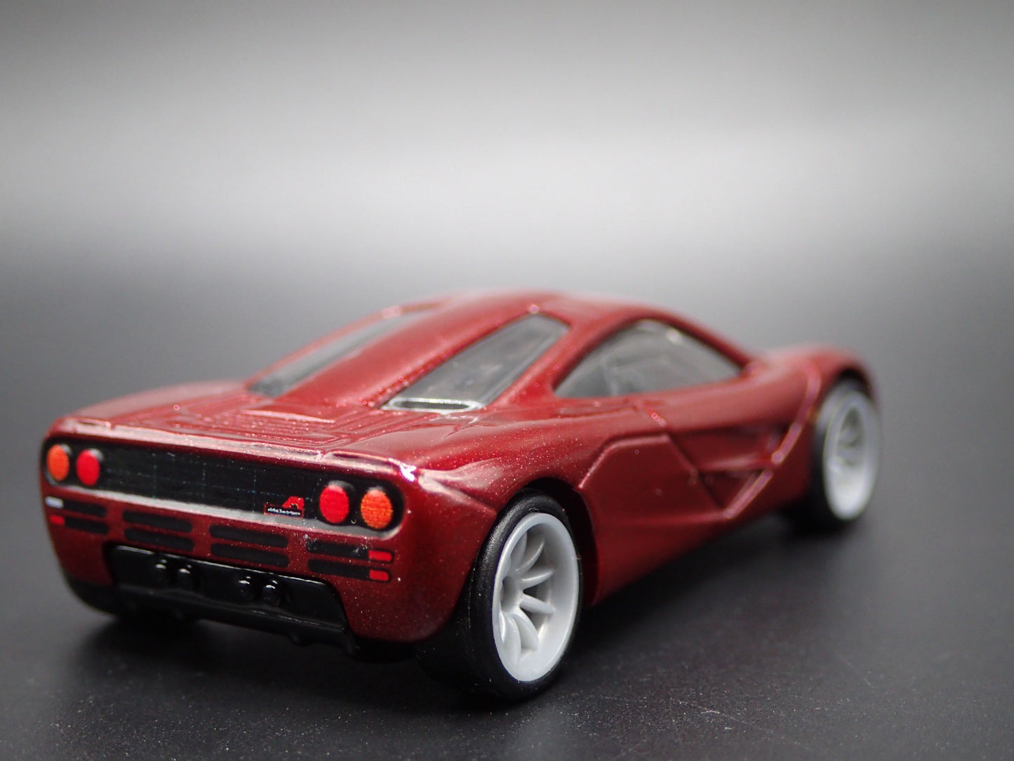 1992-1998 MCLAREN F1 SUPER CAR 1:64 SCALE COLLECTIBLE DIORAMA DIECAST MODEL CAR