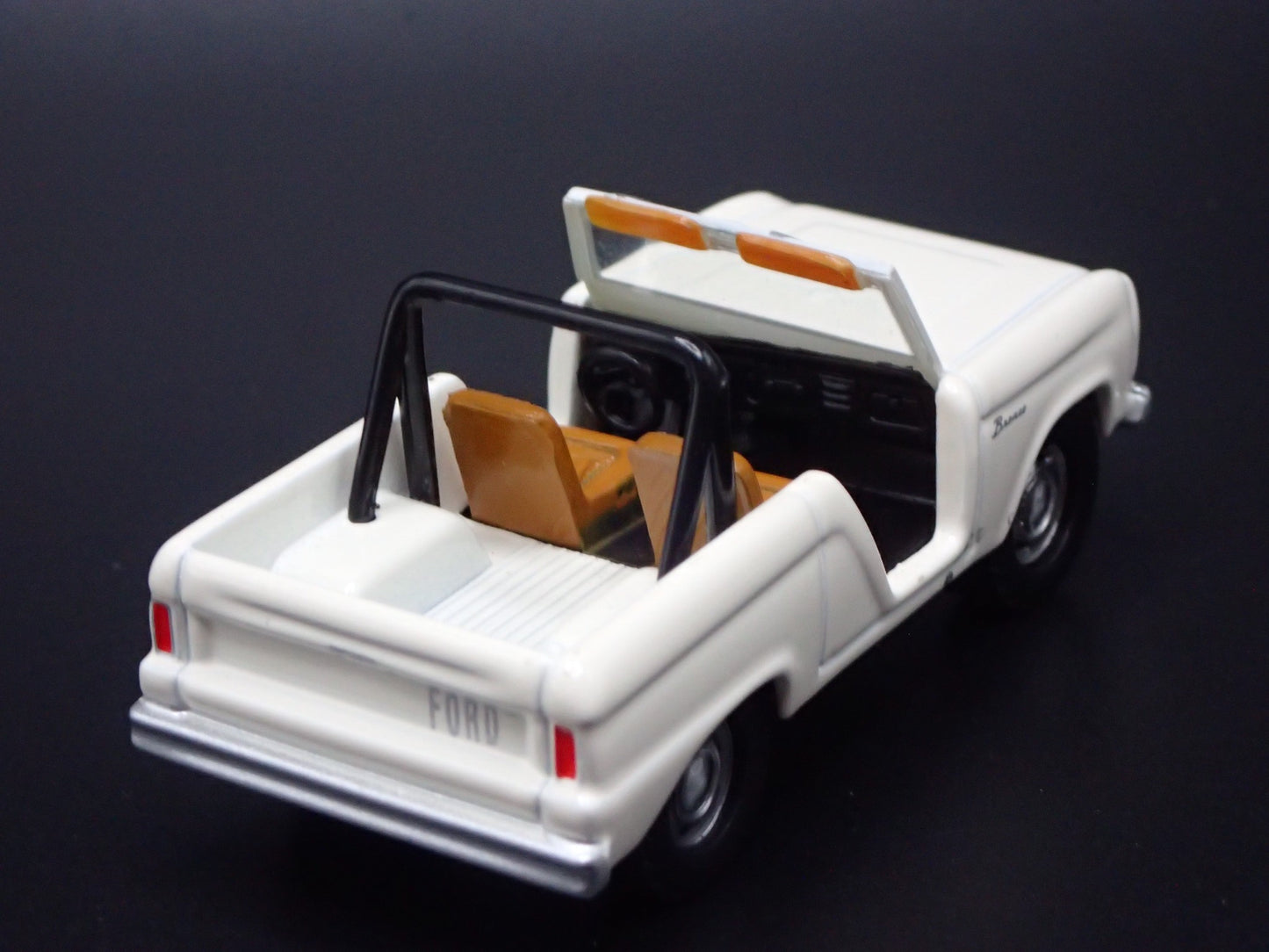 1967 67 FORD BRONCO WHITE 1:64 SCALE COLLECTIBLE DIORAMA DIECAST MODEL CAR