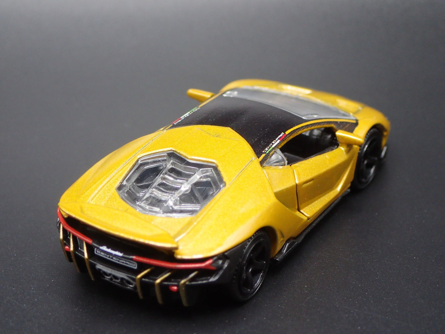 2016-2017 LAMBORGHINI CENTENARIO SUPER CAR 1:64 SCALE DIORAMA DIECAST MODEL CAR