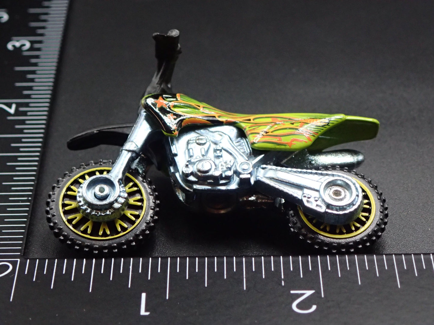 DIRT BIKE HW450F MOTORCYCLE HOT WHEELS 1:64 HW SCALE DIORAMA DIECAST MODEL CAR