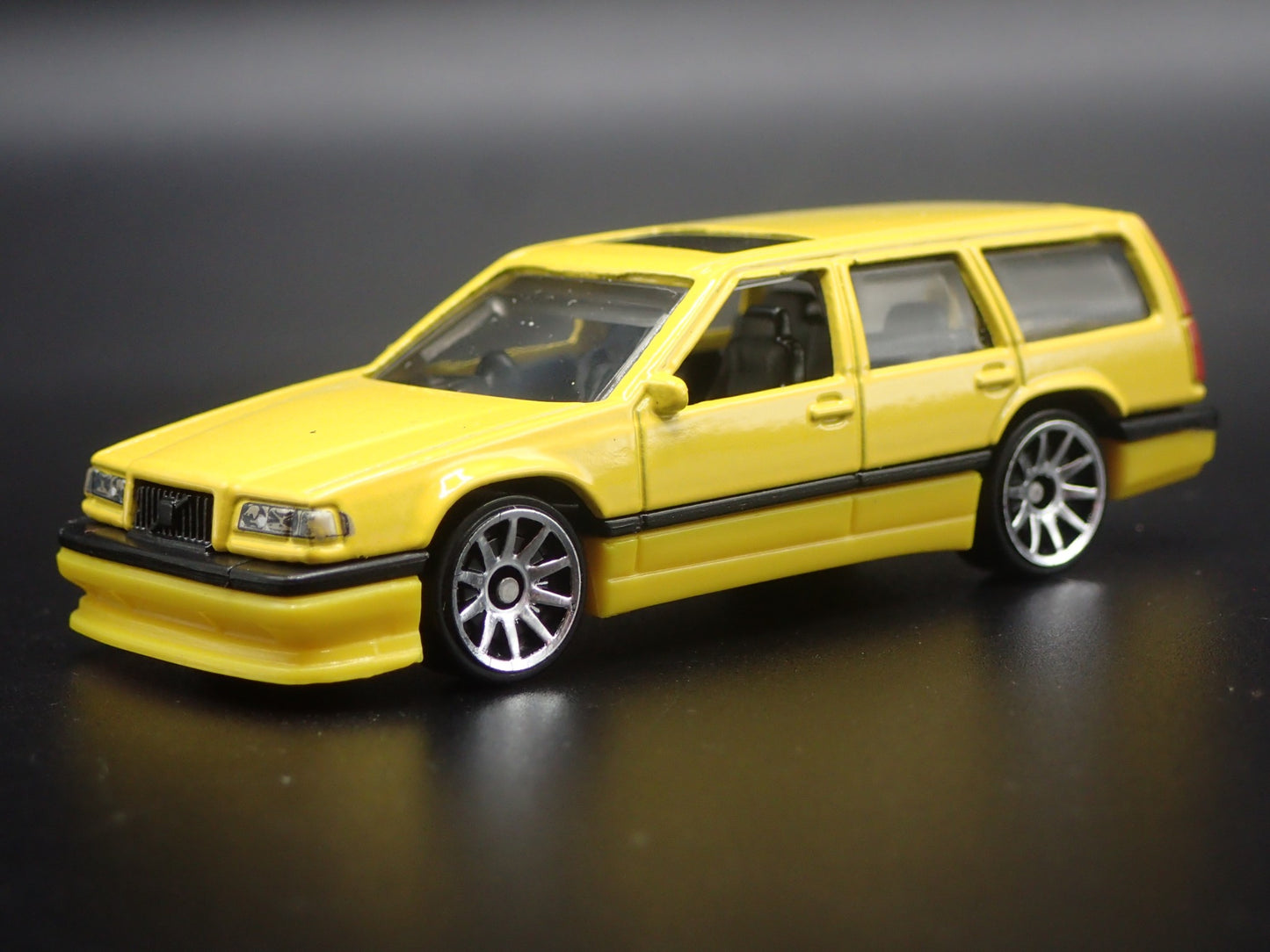 1993-1997 VOLVO 850 ESTATE STATION WAGON 1:64 SCALE DIORAMA DIECAST MODEL CAR