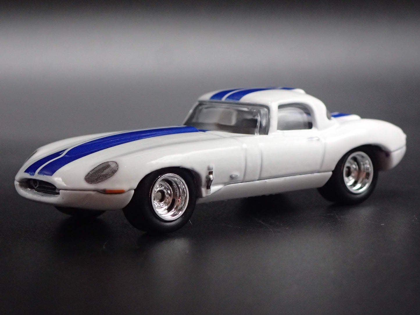1961-1968 JAGUAR LIGHTWEIGHT E-TYPE WHITE 1:64 SCALE DIORAMA DIECAST MODEL CAR