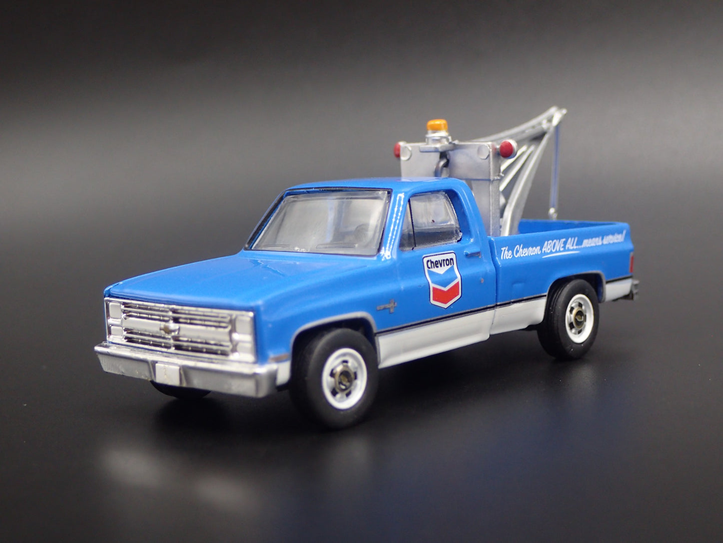 1983 83 CHEVY CHEVROLET C20 SCOTTSDALE CHEVRON TOW TRUCK 1:64 DIECAST MODEL CAR