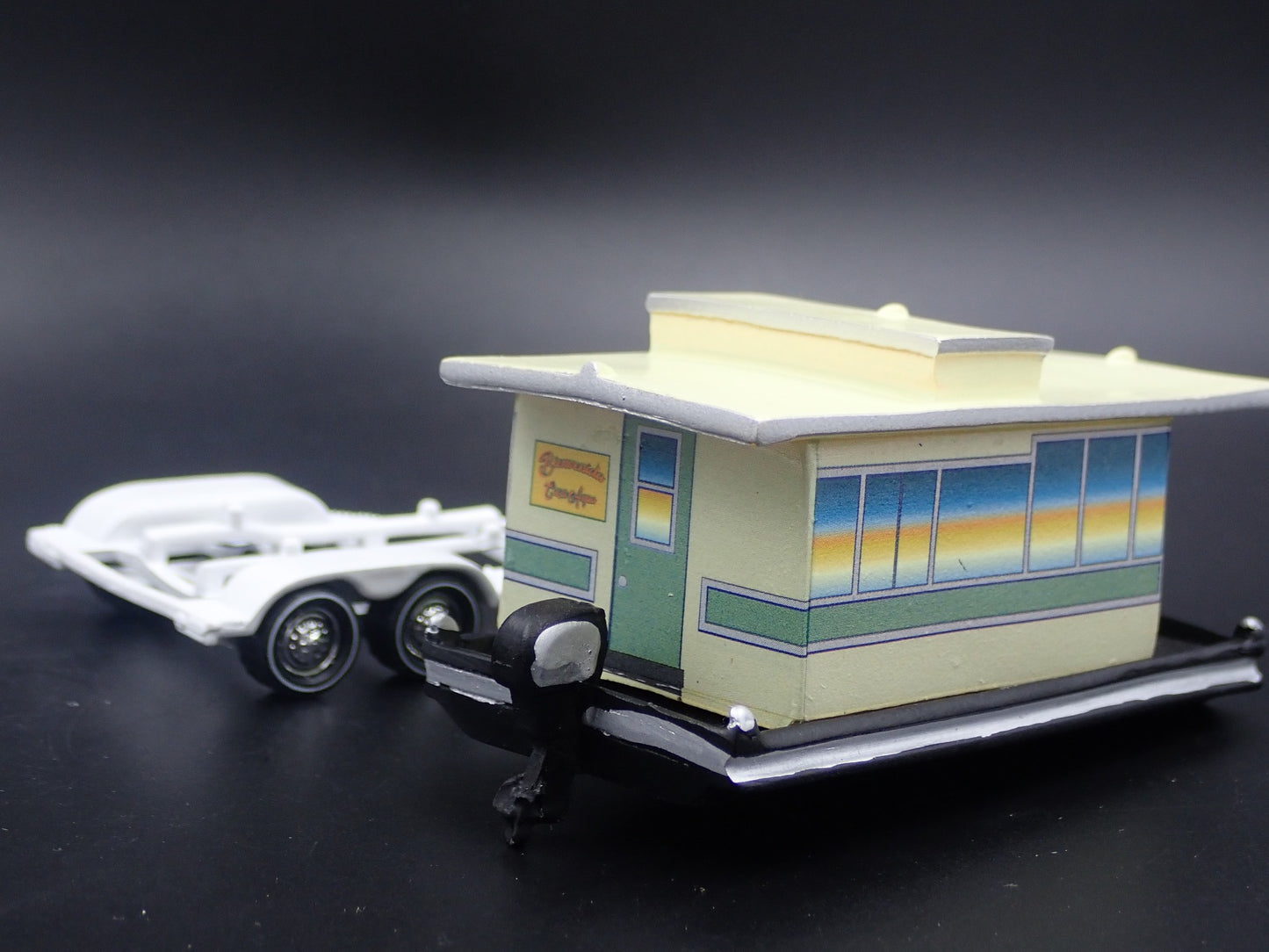 VINTAGE HOUSEBOAT ON TRAILER W TOW 1/64 SCALE POLYRESIN DIORAMA PROP MODEL BOAT