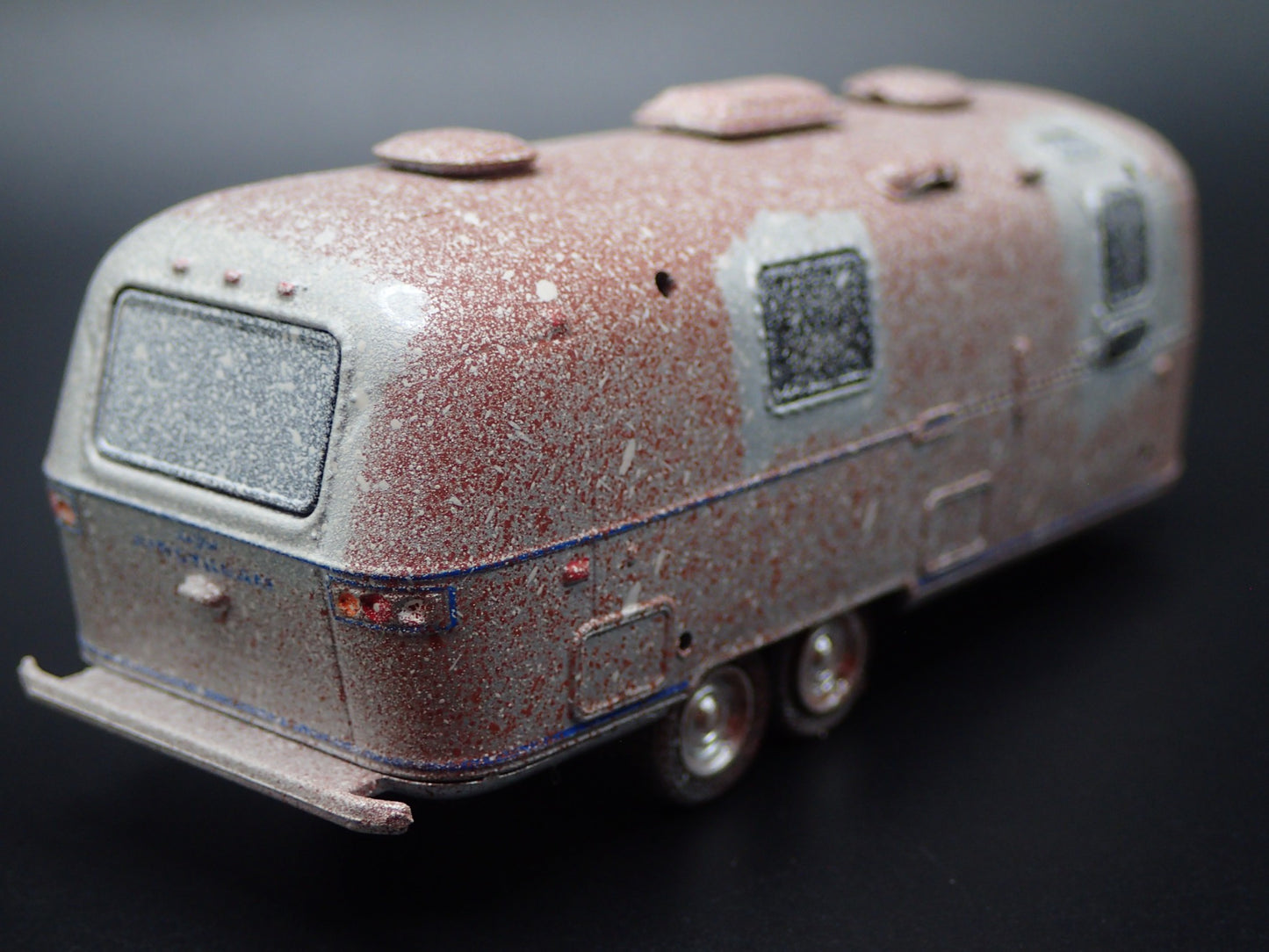 1971 AIRSTREAM LAND YACHT DOUBLE AXLE TRAILER CAMPER ABANDONED 1:64 DIECAST CAR