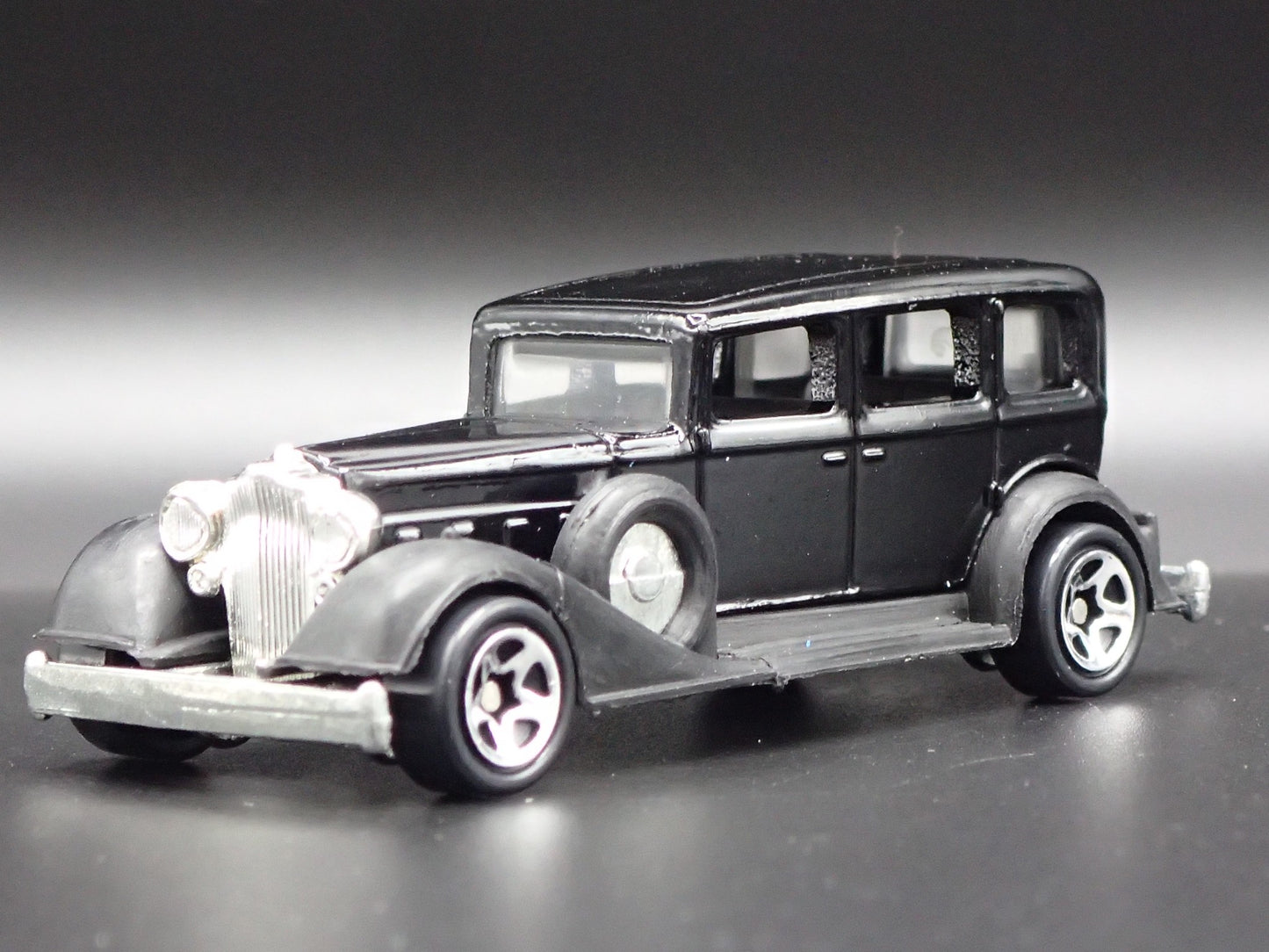 CLASSIC PACKARD BLACK 1:64 SCALE LIMITED COLLECTIBLE DIORAMA DIECAST MODEL CAR