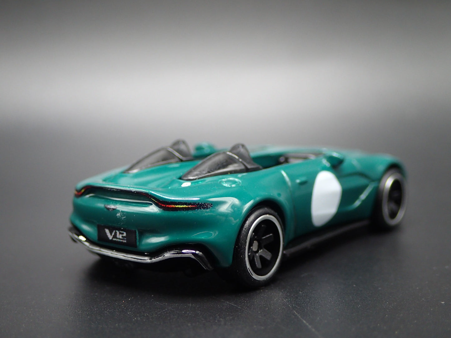 ASTON MARTIN V12 SPEEDSTER 1/64 SCALE COLLECTIBLE DIORAMA DIECAST MODEL CAR