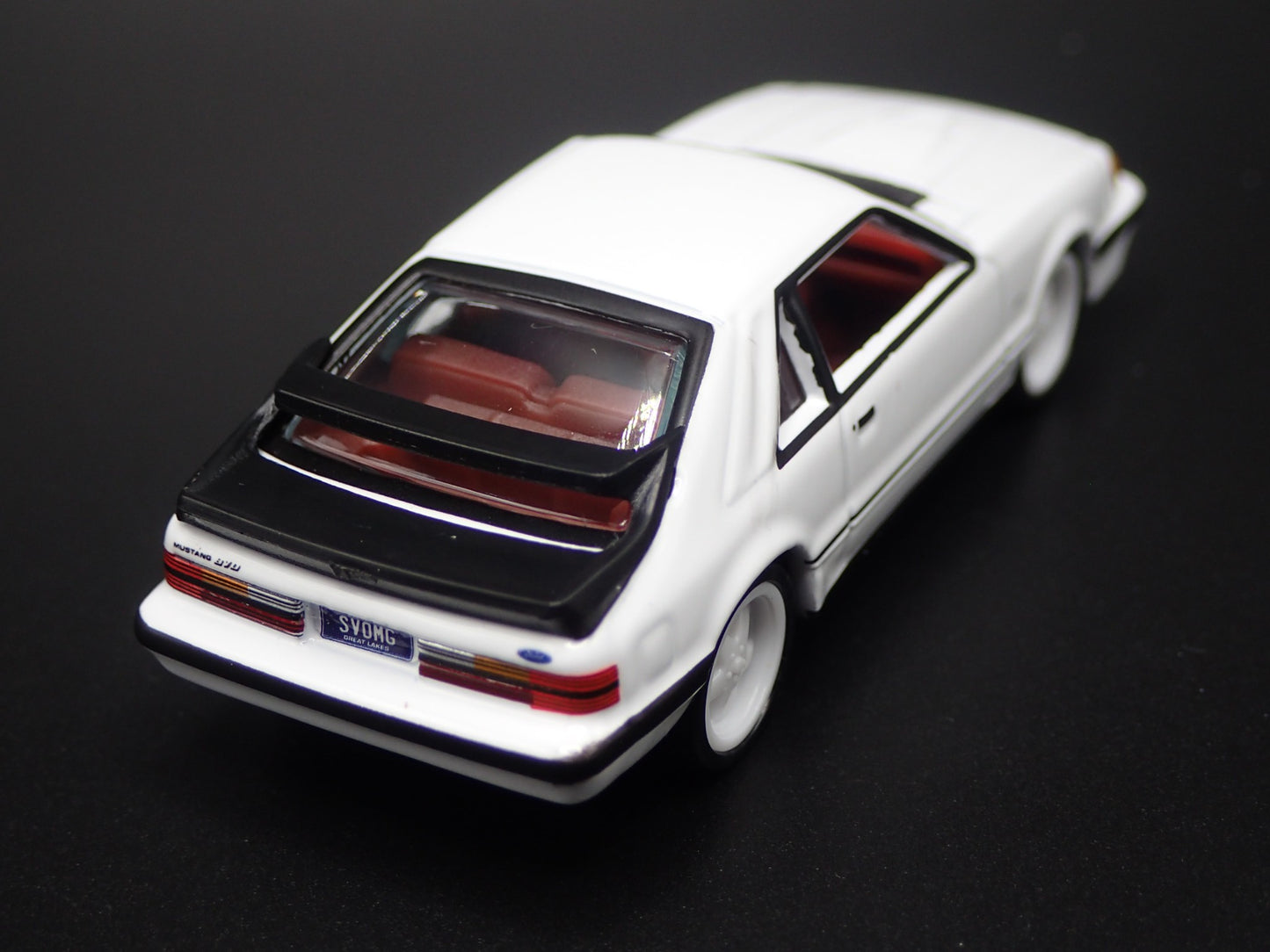 1985 85 FORD MUSTANG SVO FOX BODY WHITE 1:64 SCALE DIORAMA DIECAST MODEL CAR