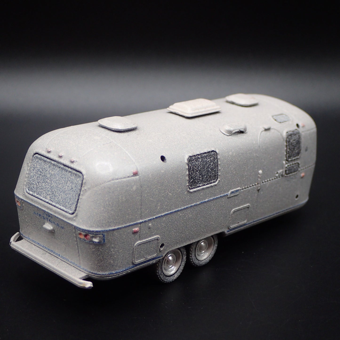 1971 AIRSTREAM LAND YACHT DOUBLE AXLE TRAILER CAMPER ABANDON 1:64 DIECAST MODEL