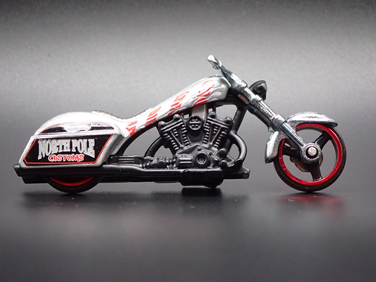 BAD BAGGER MOTORCYCLE SILVER HOT WHEELS 1:64 HW SCALE DIORAMA DIECAST MODEL CAR