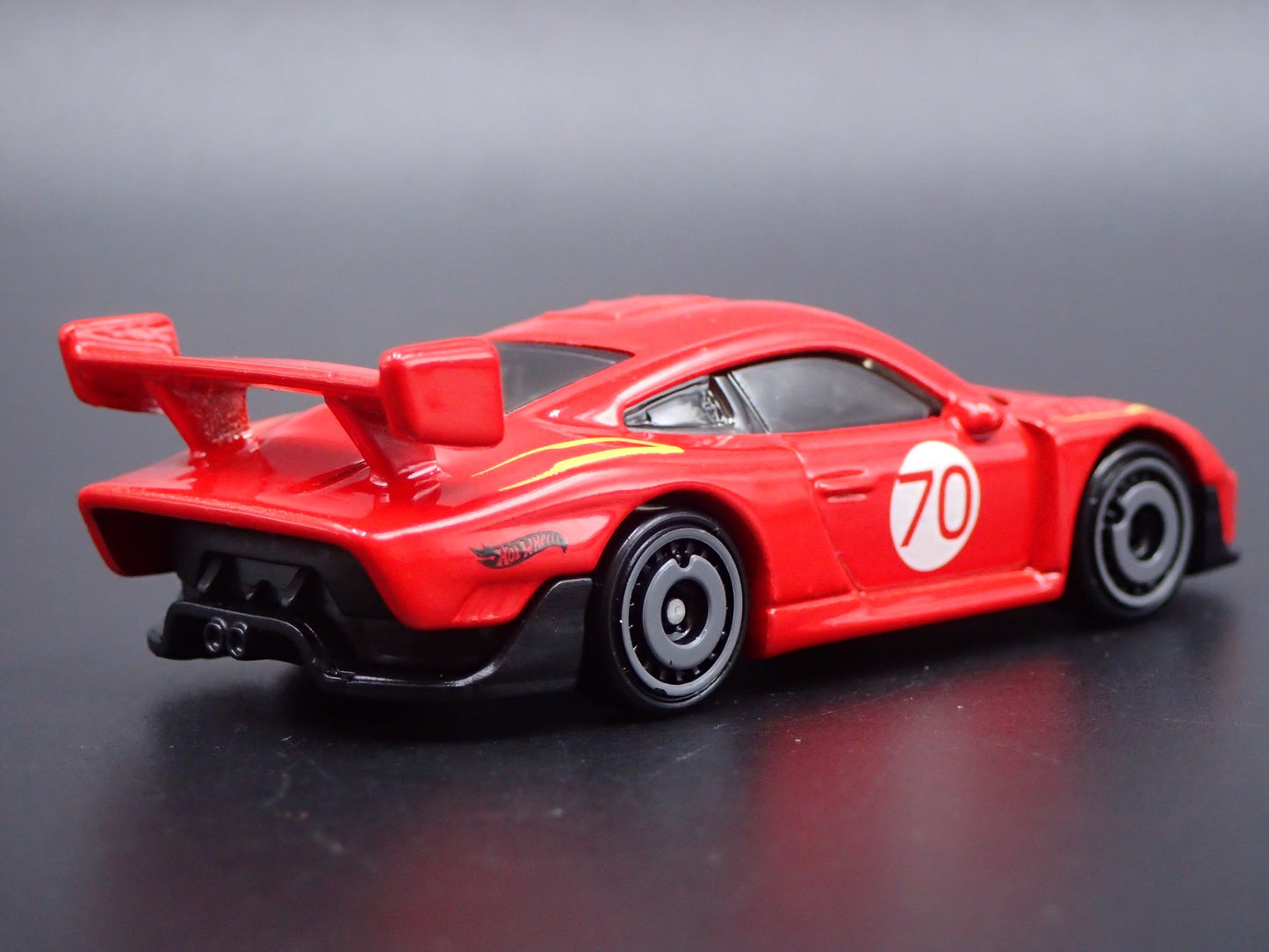 1976-1981 PORSCHE 935 RACING 1:64 SCALE COLLECTIBLE DIORAMA DIECAST MODEL CAR