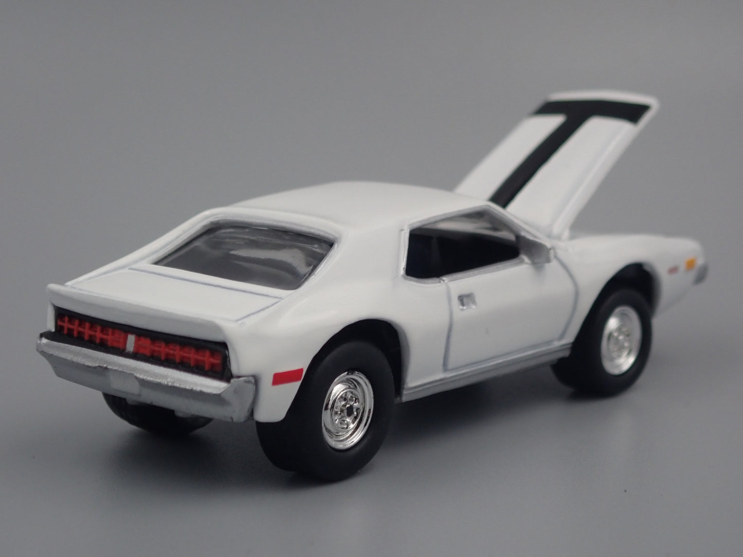 1972 72 AMC JAVELIN WHITE 1:64 SCALE COLLECTIBLE DIORAMA DIECAST MODEL CAR