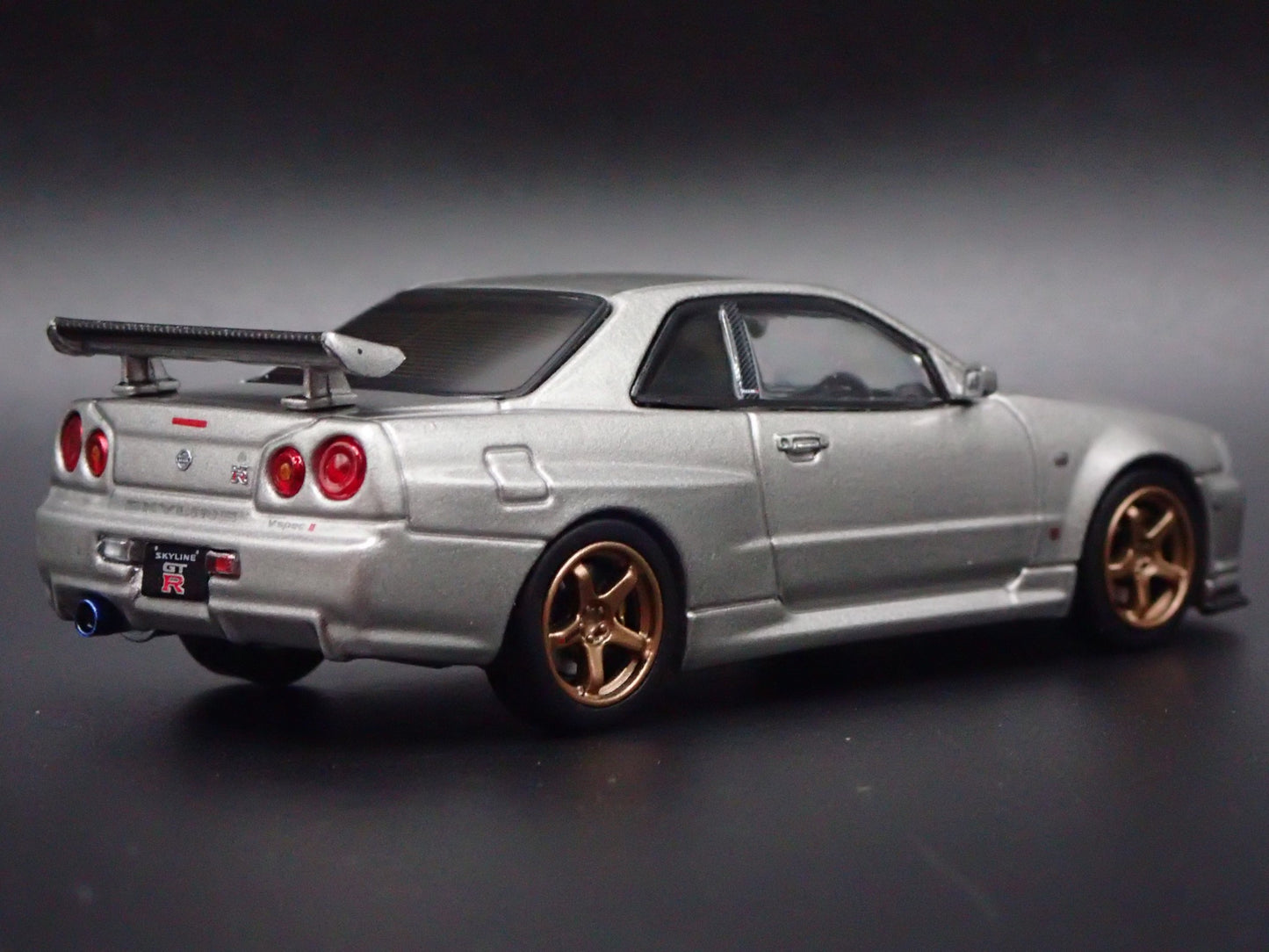 1999-2002 NISSAN SKYLINE GTR R34 VSPEC II 1:64 SCALE DIORAMA DIECAST MODEL CAR