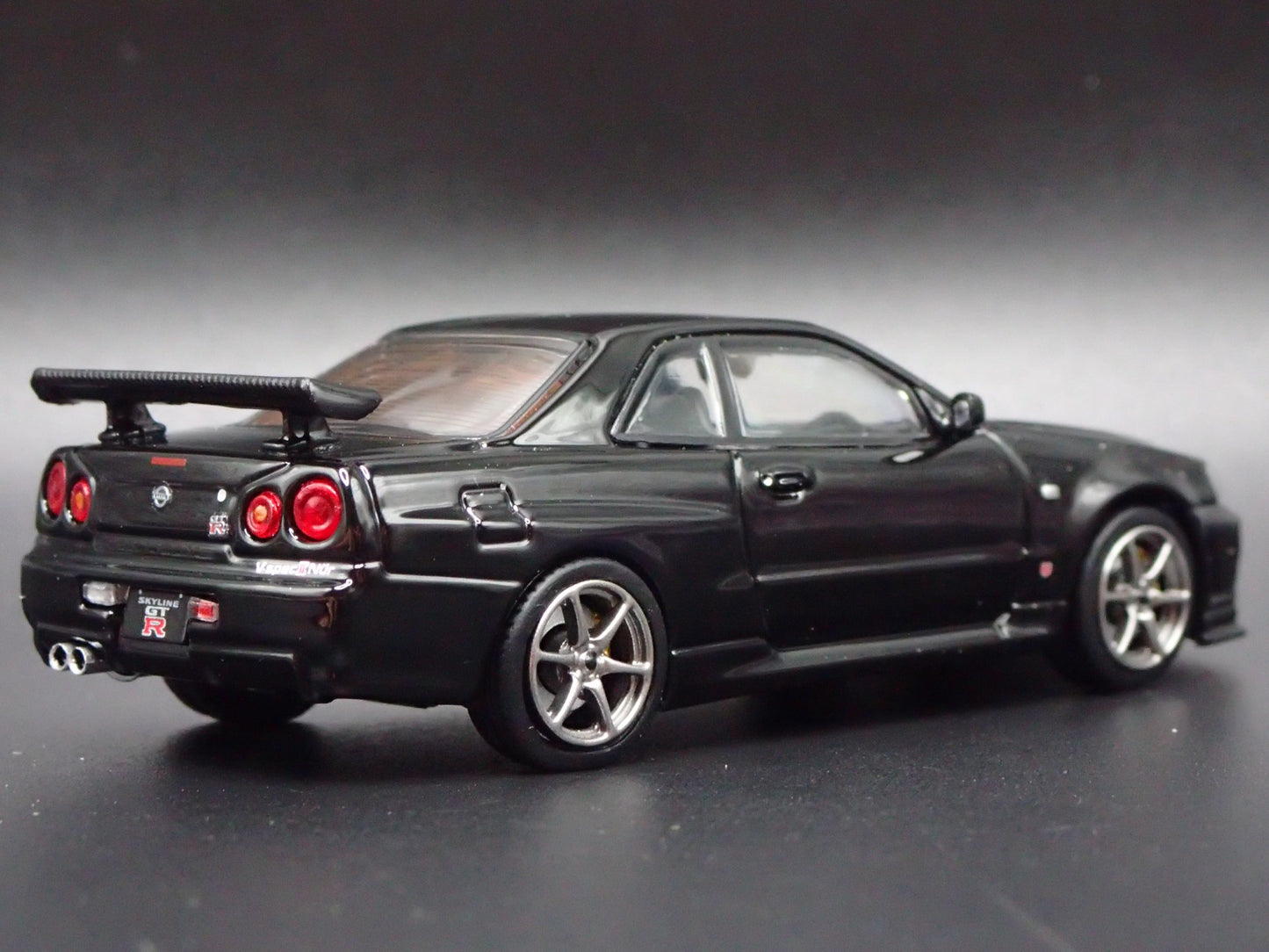 1999-2002 NISSAN SKYLINE GTR R34 VSPEC II 1:64 SCALE DIORAMA DIECAST MODEL CAR