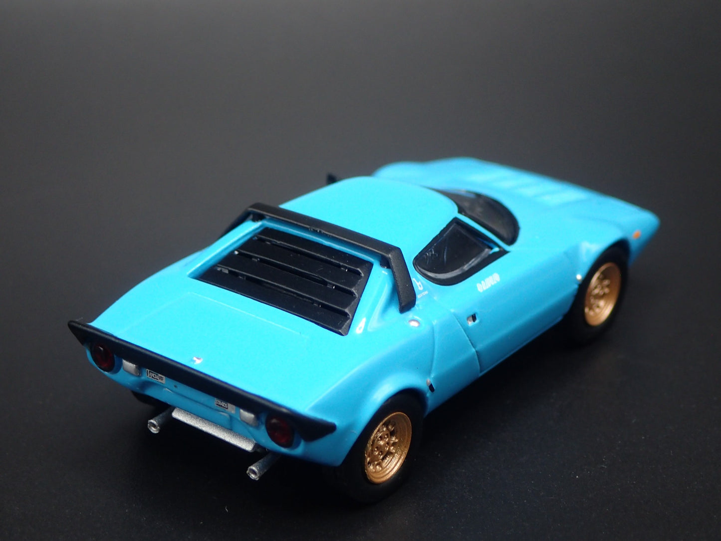 1973-1978 LANCIA STRATOS HF STRADALE BLUE 1:64 SCALE DIORAMA DIECAST MODEL CAR