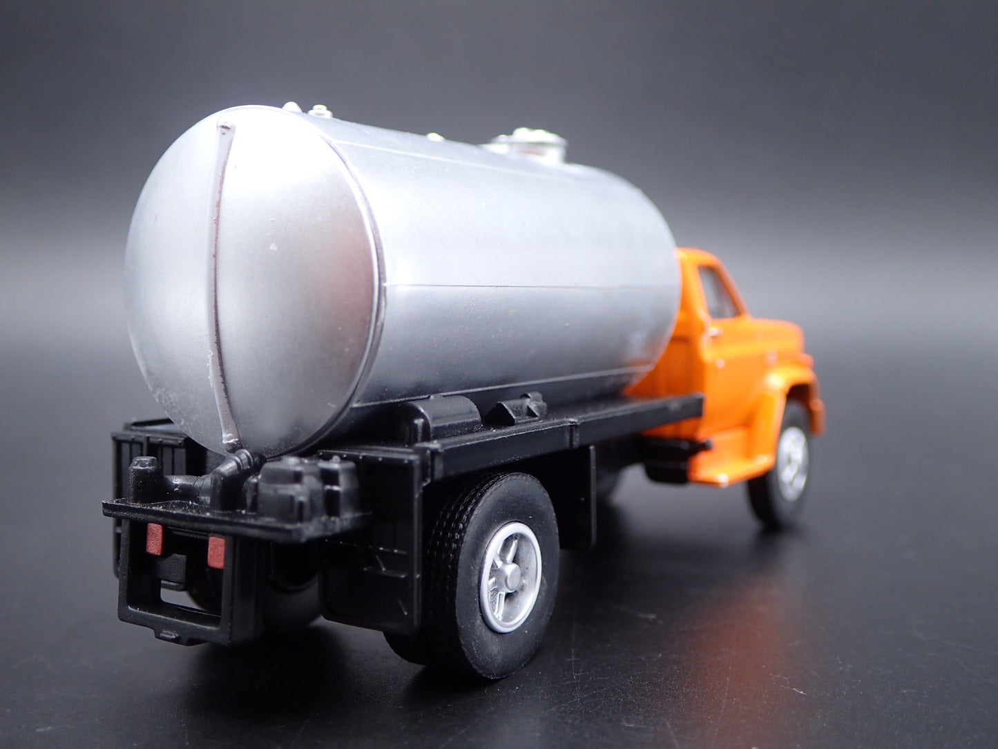 1982 82 CHEVY CHEVROLET C60 FERTILIZER TRUCK ORANGE 1:64 SCALE DIECAST MODEL CAR