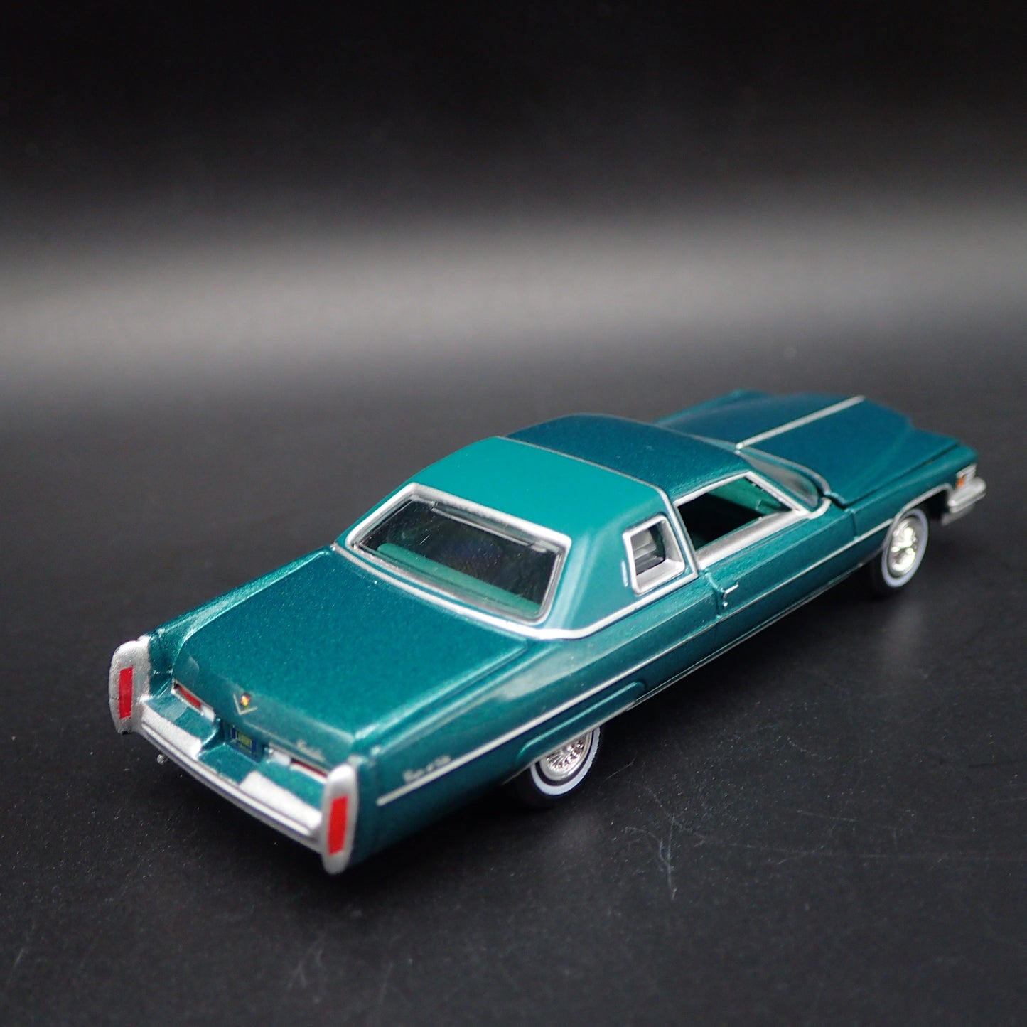 1975 75 CADDY CADILLAC COUPE DEVILLE GREEN 1:64 SCALE DIORAMA DIECAST MODEL CAR