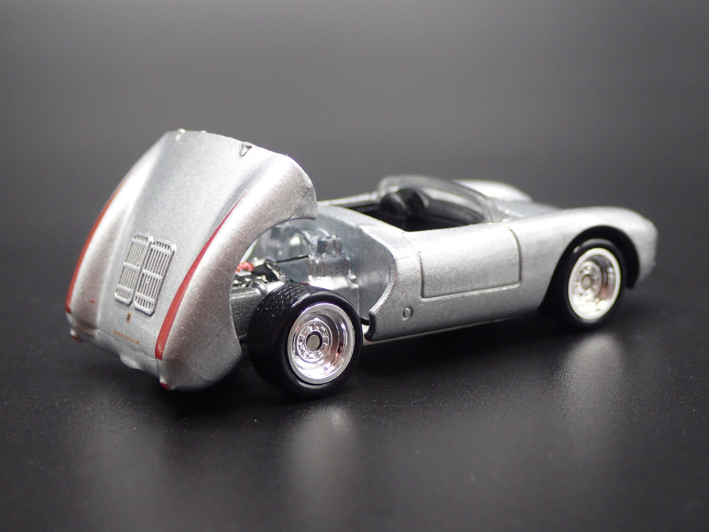 1953-1956 PORSCHE 550 SPYDER 1:64 SCALE COLLECTIBLE DIORAMA DIECAST MODEL CAR