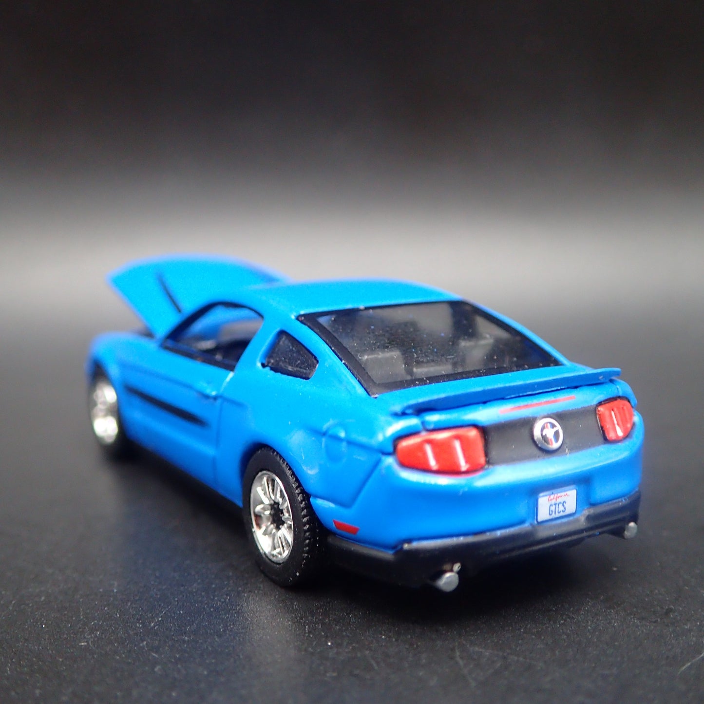 2012 12 FORD MUSTANG GT/CS 1/64 SCALE COLLECTIBLE DIORAMA DIECAST MODEL CAR
