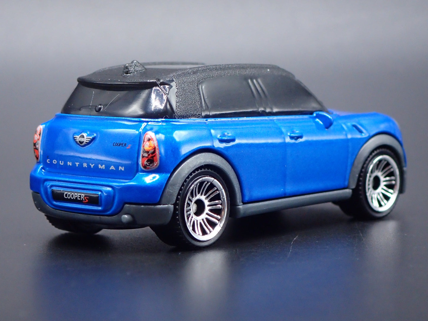 2010 - 2016 MINI COOPER COUNTRYMAN BLUE 1:64 SCALE DIORAMA DIECAST MODEL CAR
