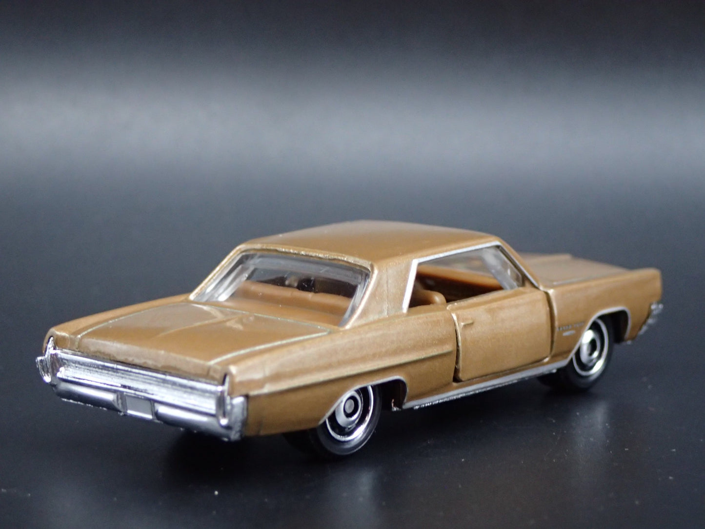 1964 64 PONTIAC GRAND PRIX GOLD 1:64 SCALE COLLECTIBLE DIORAMA DIECAST MODEL CAR