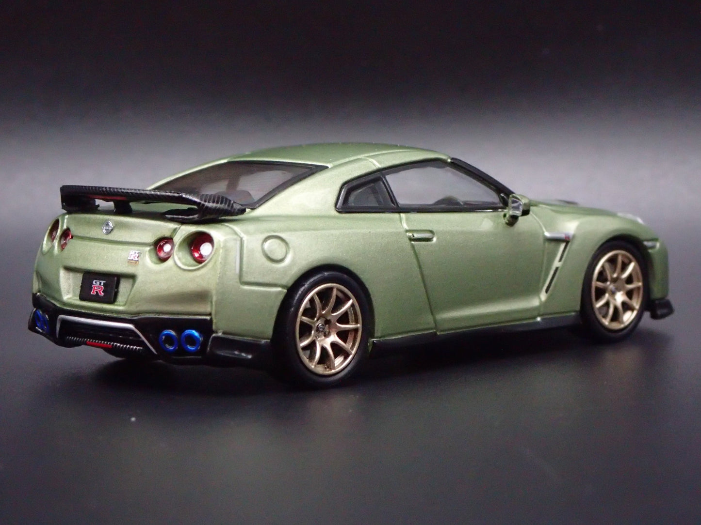 NISSAN GT-R GTR R35 RARE 1:64 SCALE COLECTIBLE DIORAMA DIECAST MODEL CAR