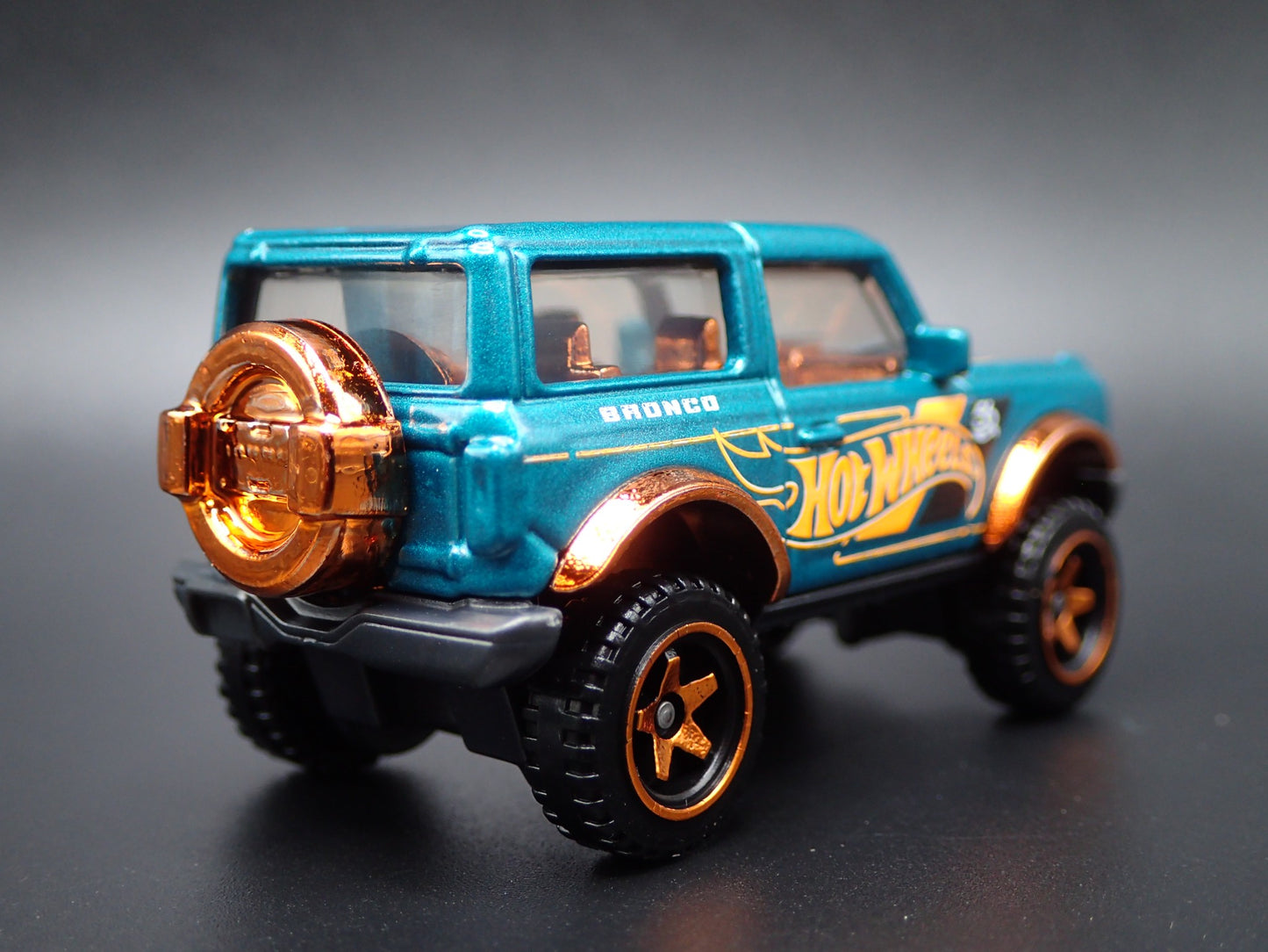 2021-2025 FORD BRONCO 2 TWO DOOR GREEN 1:64 SCALE DIORAMA DIECAST MODEL CAR