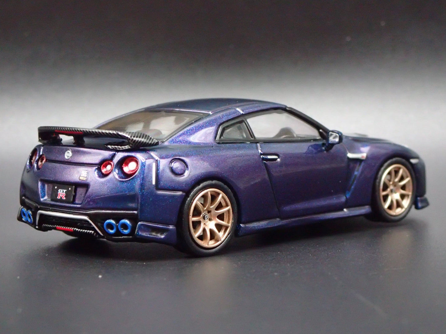 NISSAN GT-R GTR R35 T-SPEC 1:64 SCALE COLECTIBLE DIORAMA DIECAST MODEL CAR