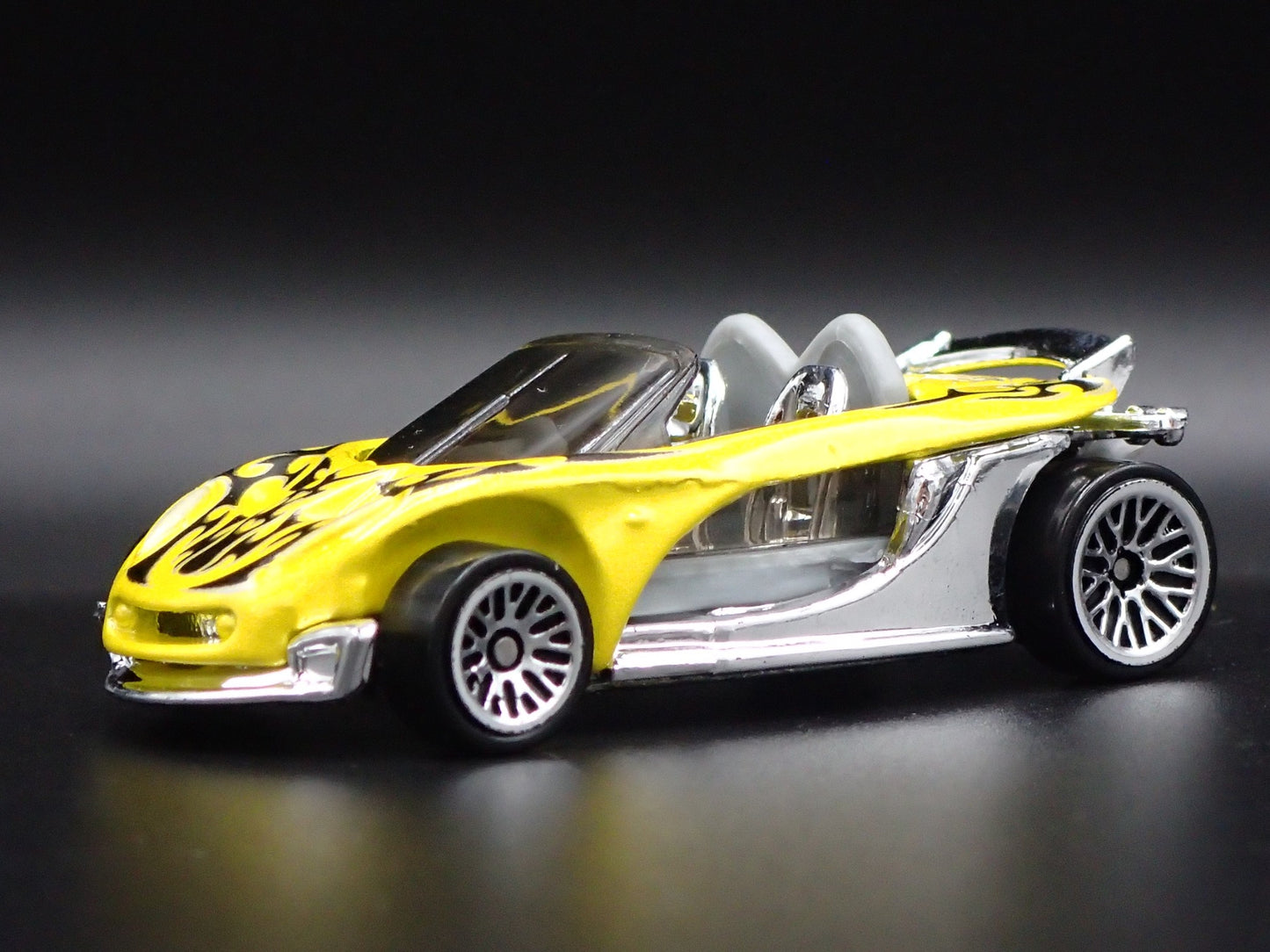 2000 00 LOTUS ELISE 340R YELLOW 1:64 SCALE COLLECTIBLE DIORAMA DIECAST MODEL CAR