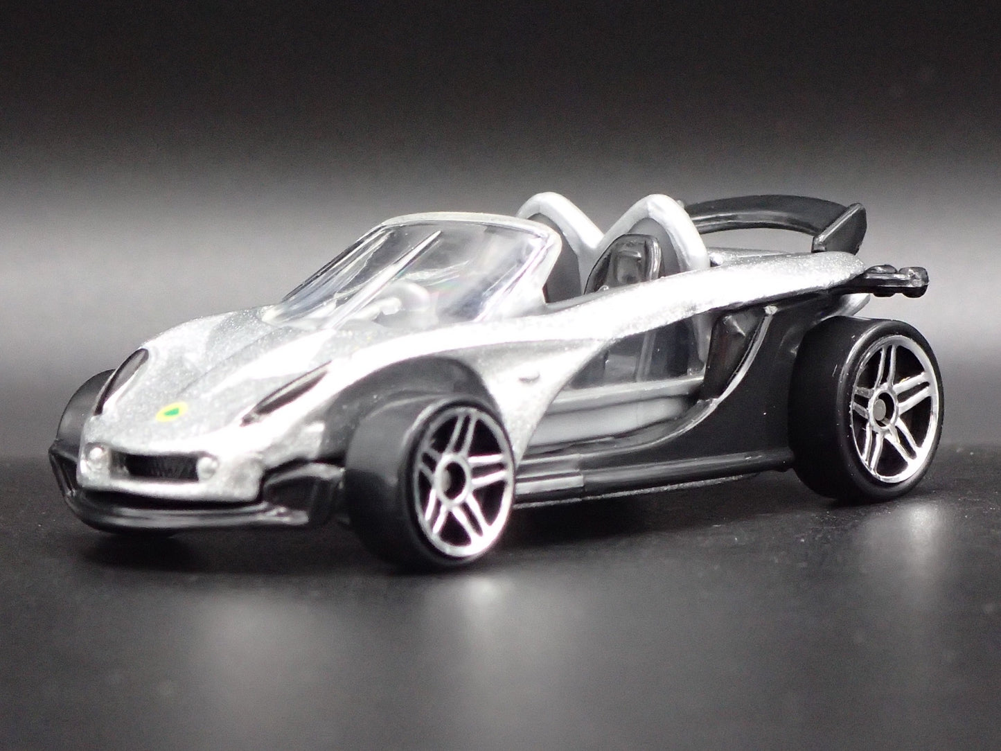 2000 00 LOTUS ELISE 340R SILVER 1:64 SCALE COLLECTIBLE DIORAMA DIECAST MODEL CAR