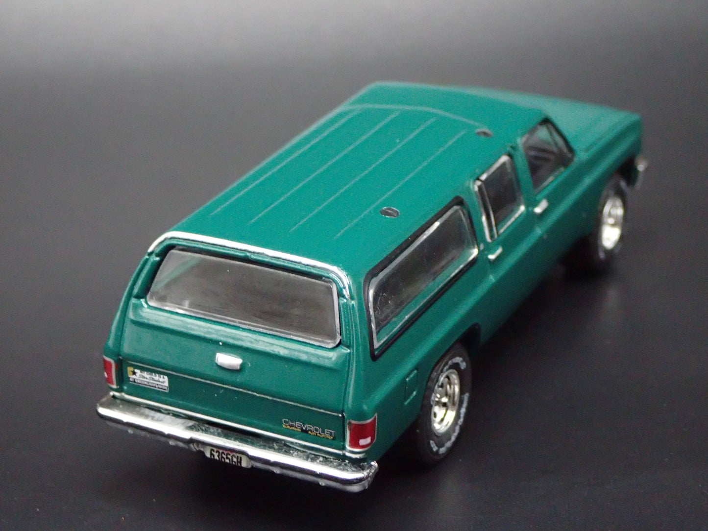 1973-1991 CHEVY CHEVROLET SUBURBAN GREEN 1:64 SCALE DIORAMA DIECAST MODEL CAR