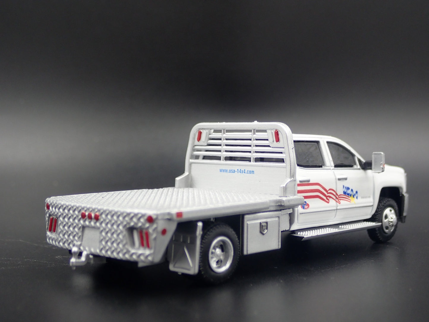 2018 18 CHEVY CHEVROLET SILVERADO 3500 DUALLY TRUCK USA1 W/ HITCH 1:64 MODEL CAR