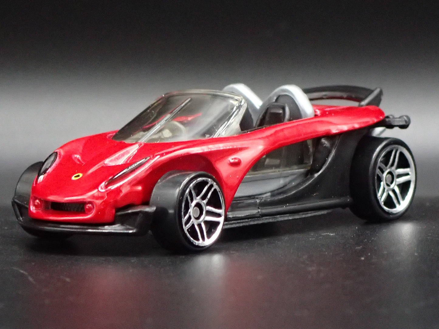 2000 00 LOTUS ELISE 340R RED 1:64 SCALE COLLECTIBLE DIORAMA DIECAST MODEL CAR