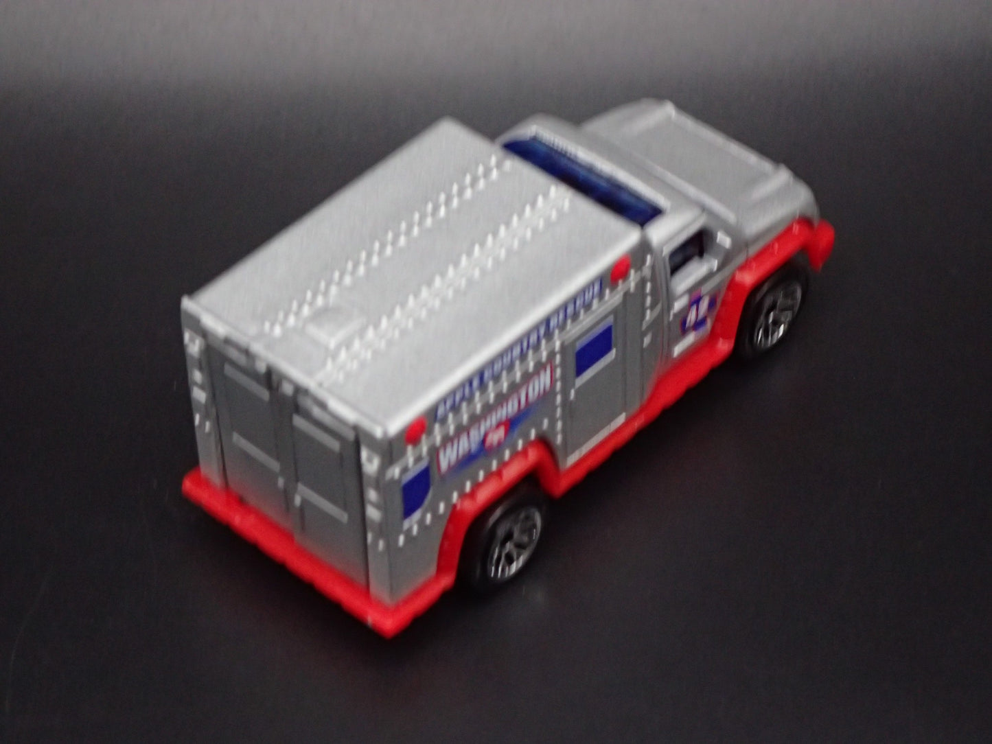 AMBULANCE APPLE COUNTRY RESCUE WASHINGTON SILVER 1:64 MB SCALE DIECAST MODEL CAR