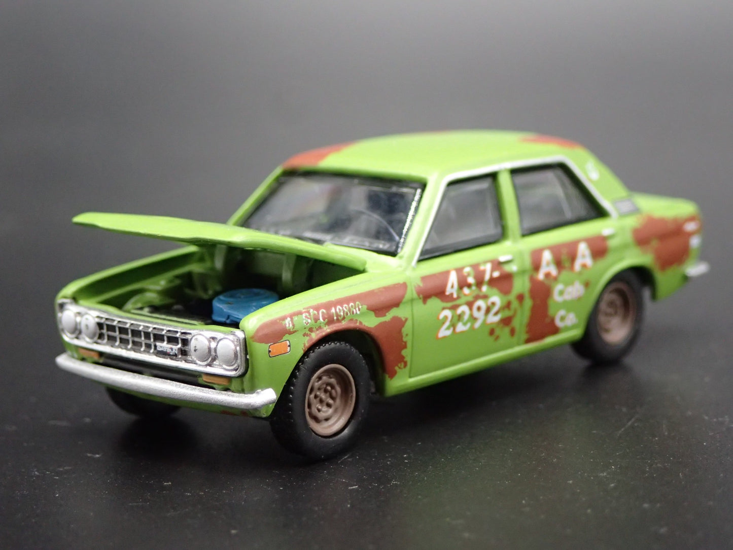 1967-1973 DATSUN 510 4 FOUR DOOR TAXI CAB 1:64 SCALE DIORAMA DIECAST MODEL CAR
