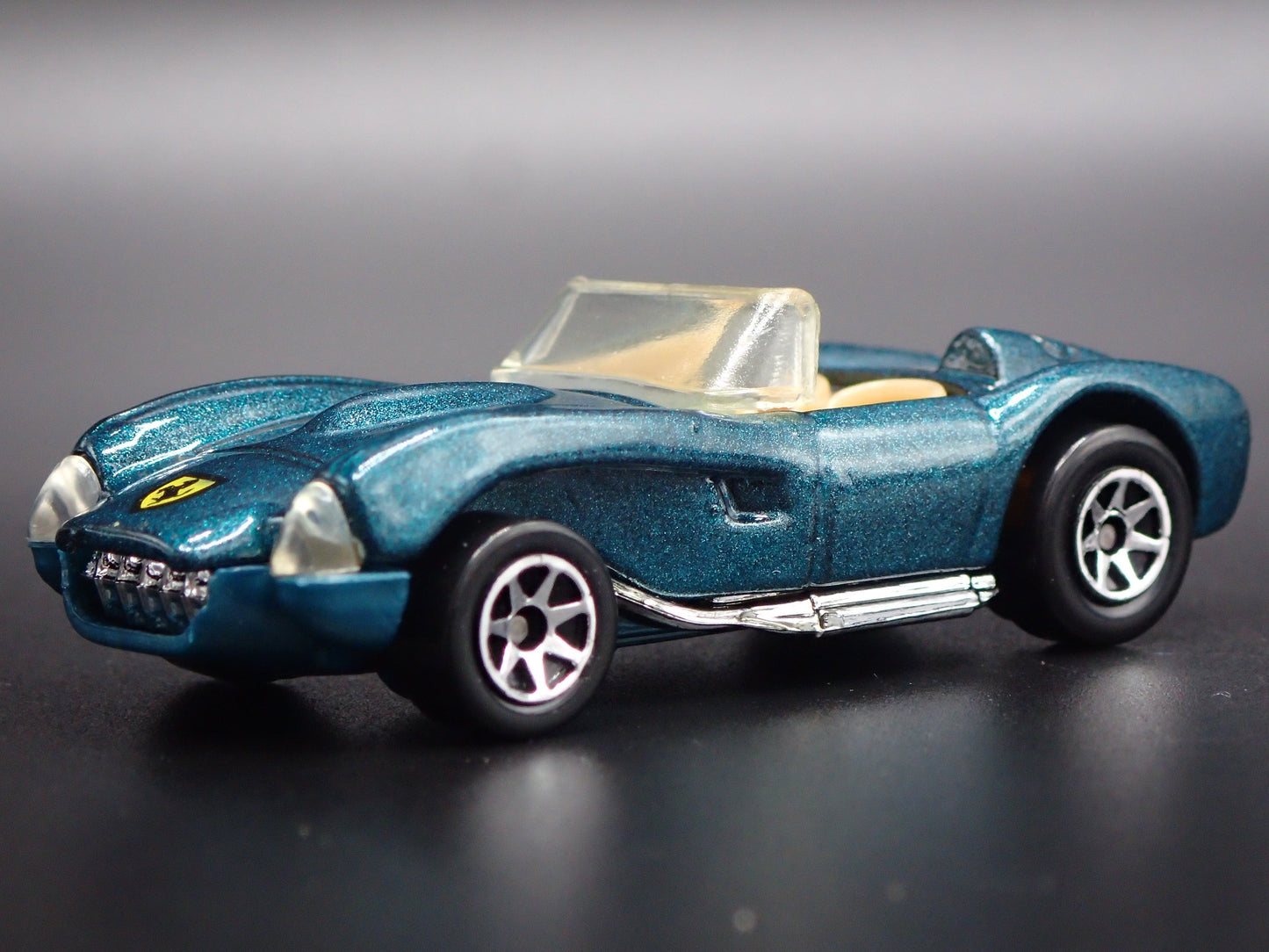 1952-1964 FERRARI 250 CONVERTIBLE GREEN 1:64 SCALE DIORAMA DIECAST MODEL CAR