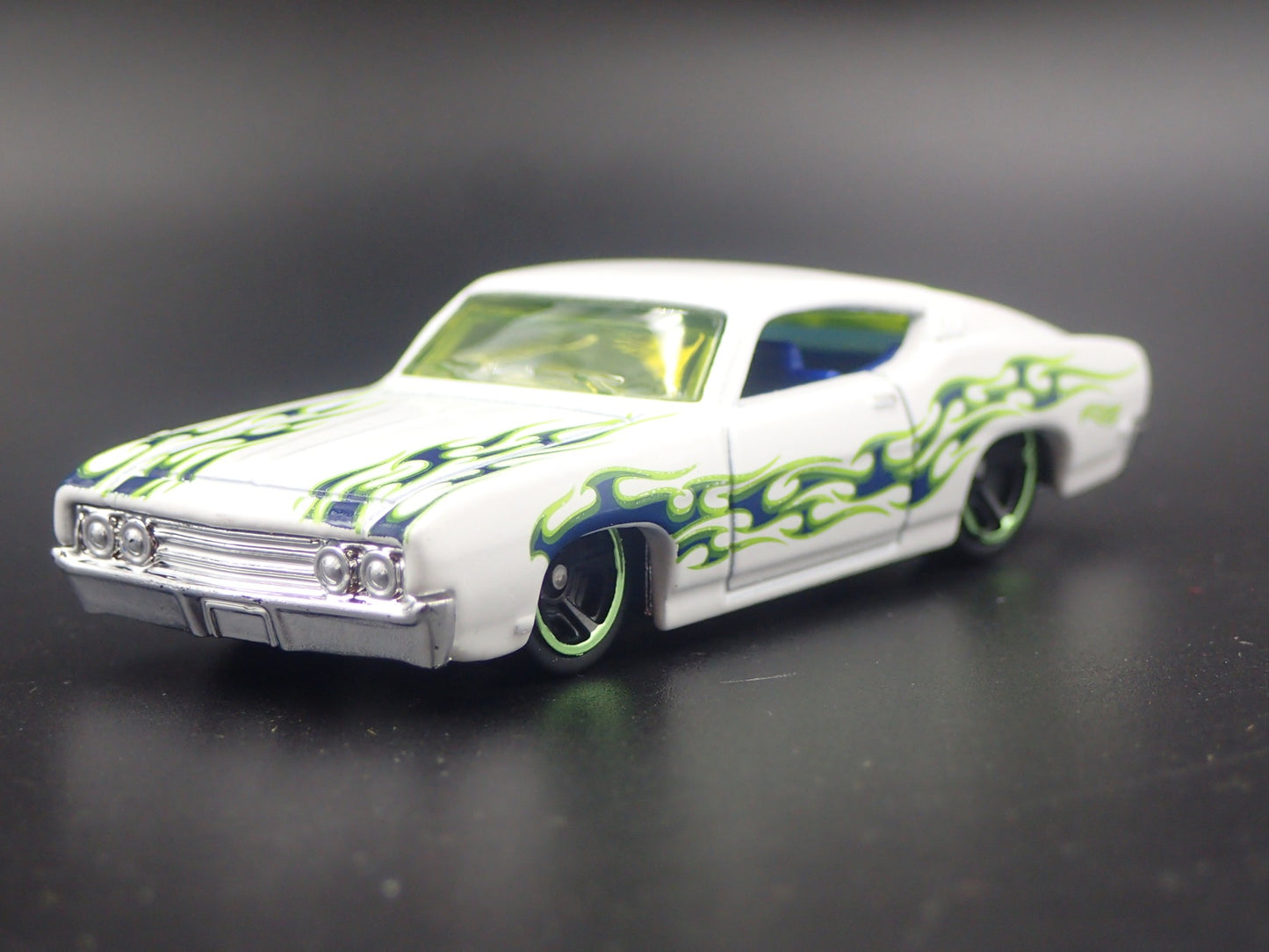 1969 69 FORD TORINO TALLADEGA 1:64 SCALE COLLECTIBLE DIORAMA DIECAST MODEL CAR