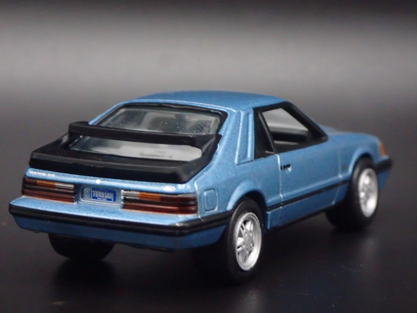 1986 86 FORD MUSTANG SVO FOX BODY BLUE 1:64 SCALE DIORAMA DIECAST MODEL CAR