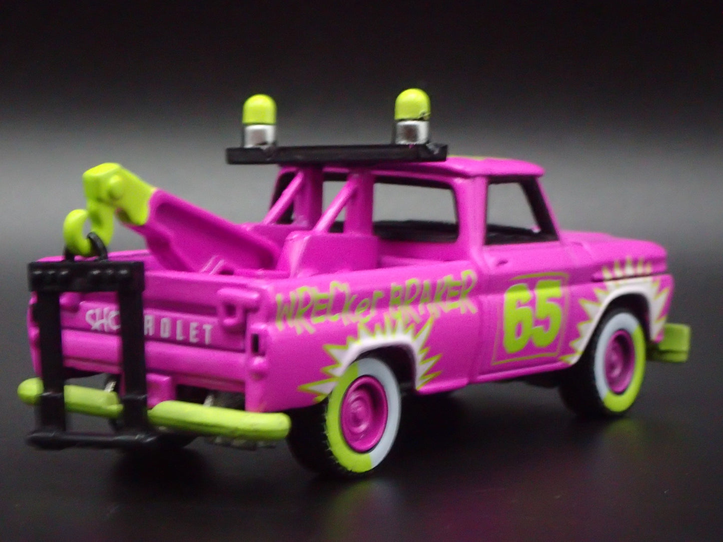 1965 65 CHEVY CHEVROLET TOW TRUCK DEMOLITION DERBY 1:64 SCALE DIECAST MODEL CAR