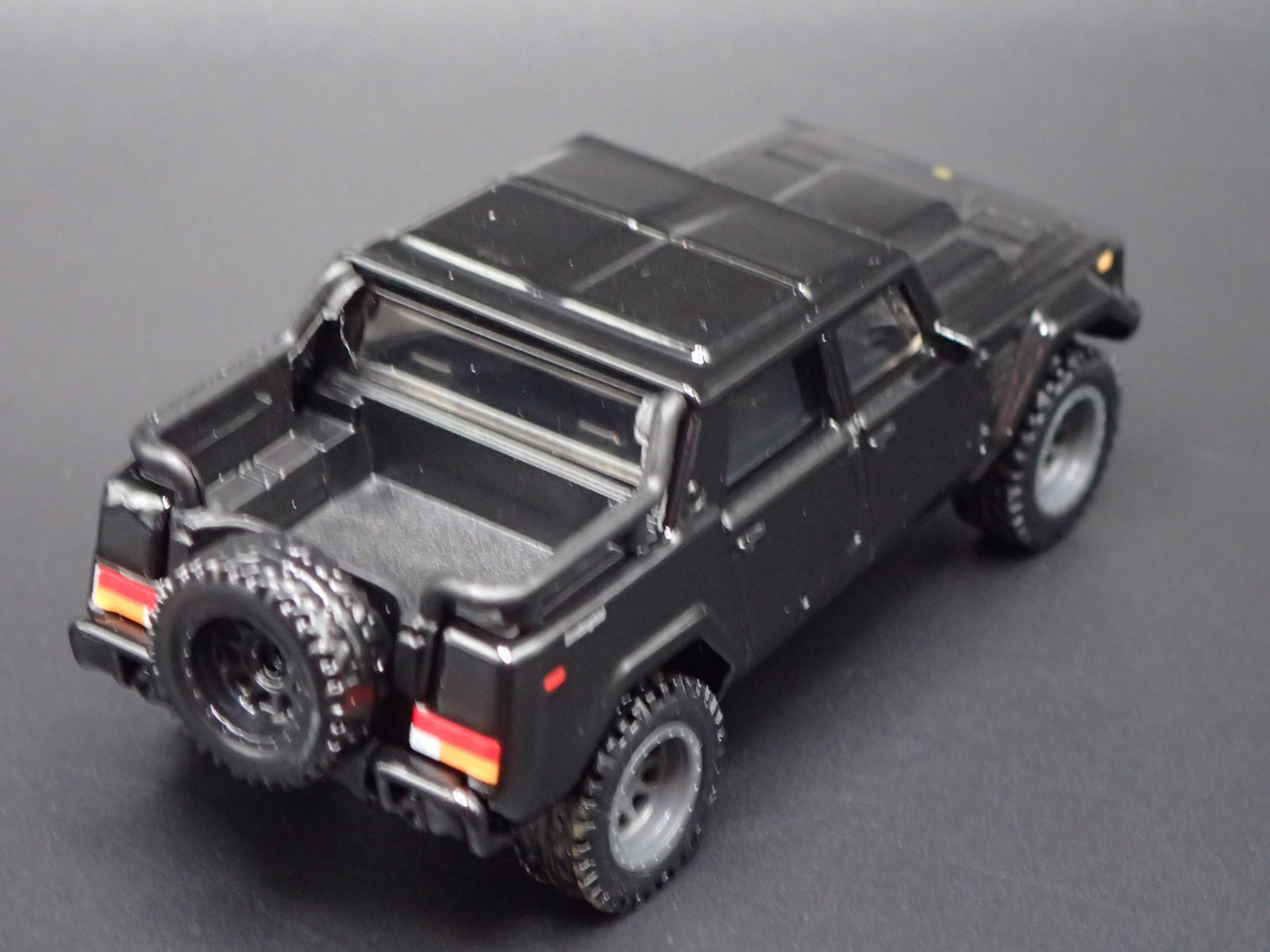 1986-1993 LAMBORGHINI LM002 SUV 1:64 SCALE COLLECTIBLE DIORAMA DIECAST MODEL CAR