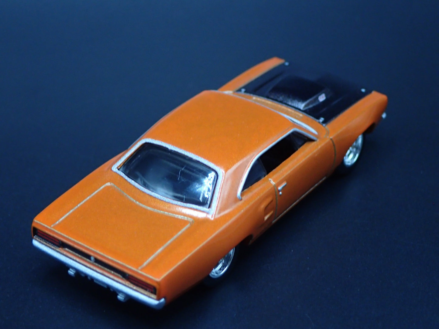 1970 70 PLYMOUTH ROAD RUNNER 1:64 SCALE COLLECTIBLE DIORAMA DIECAST MODEL CAR